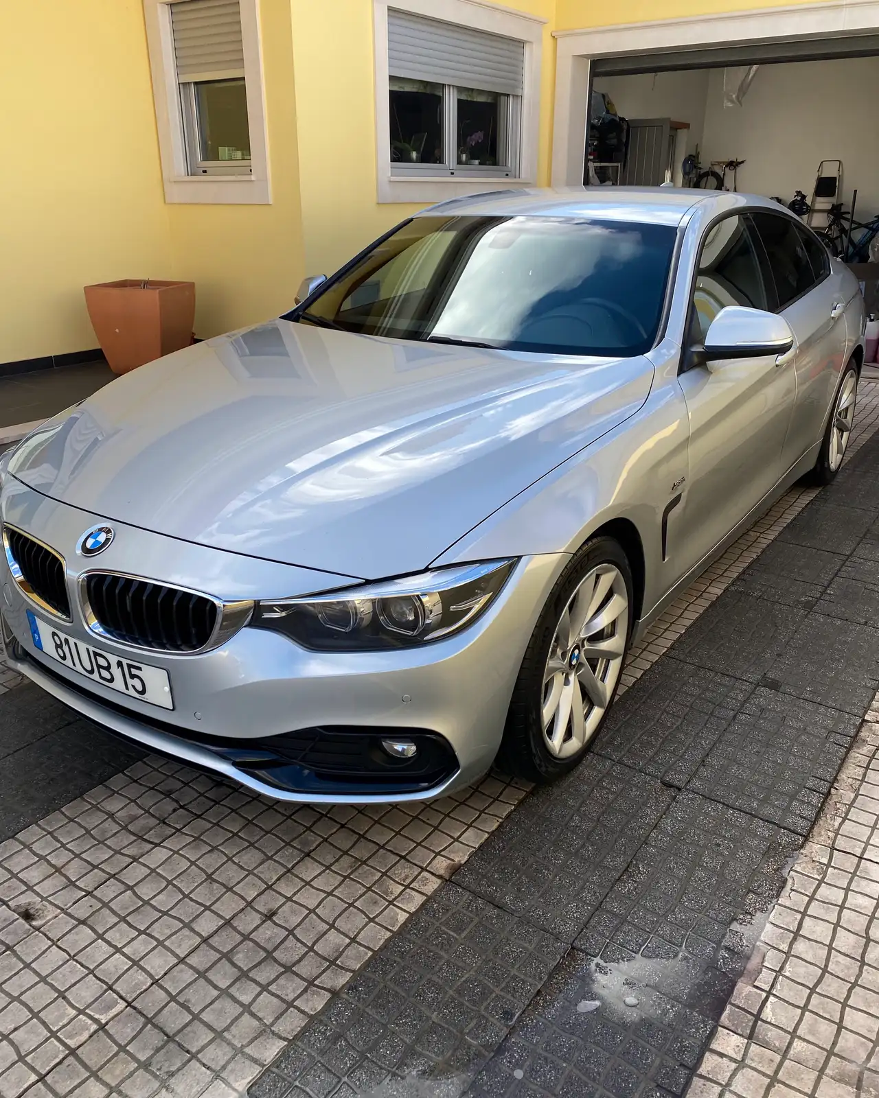 Depois: o mesmo carro acabado, no mesmo sítio