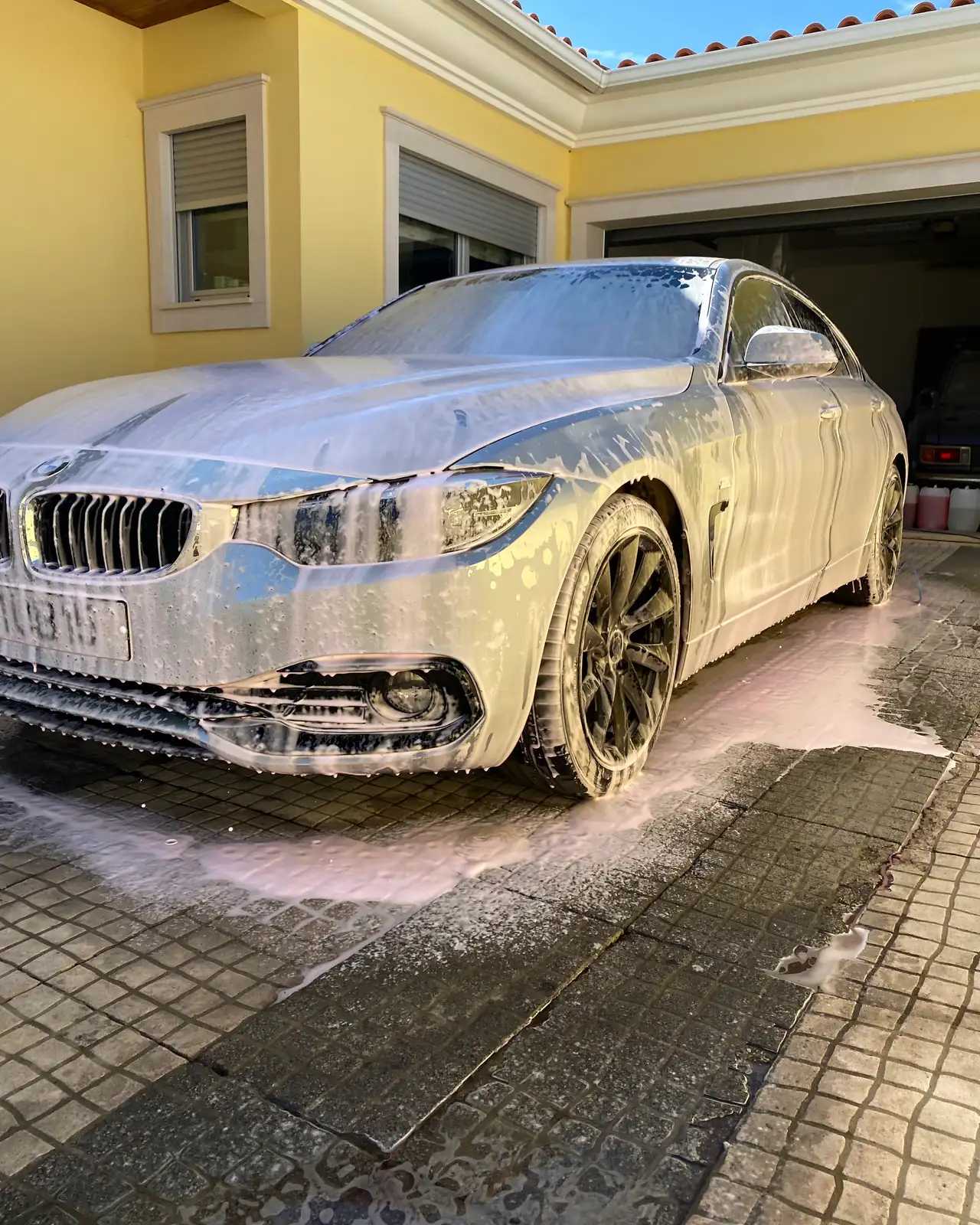 Em lavagem: o carro coberto de espuma ativa